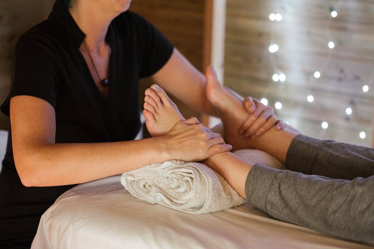 ilustrasi pijat massage (pexels.com/Anete Lusina)